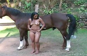 Cảnh làm tình động vật với một cô nàng Latina hứng tình