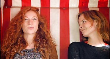 phim sex mbbg mới BandugUgan có sinh viên đeo kính trong studio. phim sex mỹ đen